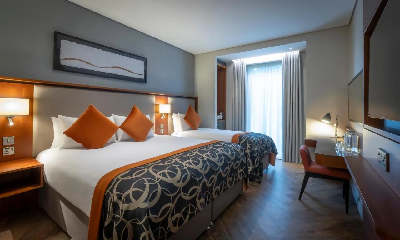 Deluxe King & Single Room